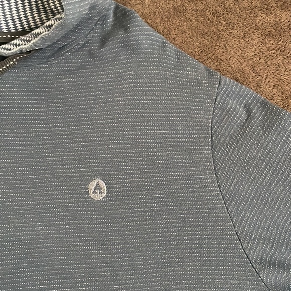 Airwalk.  Hooded shirt.  Size Medium - Picture 10 of 12